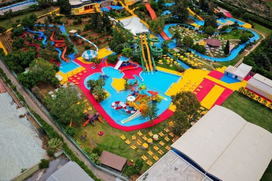 Acqua Plus Water Park Admission with Optional Transfer - Crowds, queues, and the park’s condition