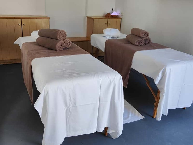 Akrotiri: Aromatherapy Couples Massage - A quiet break from Santorini’s stone paths