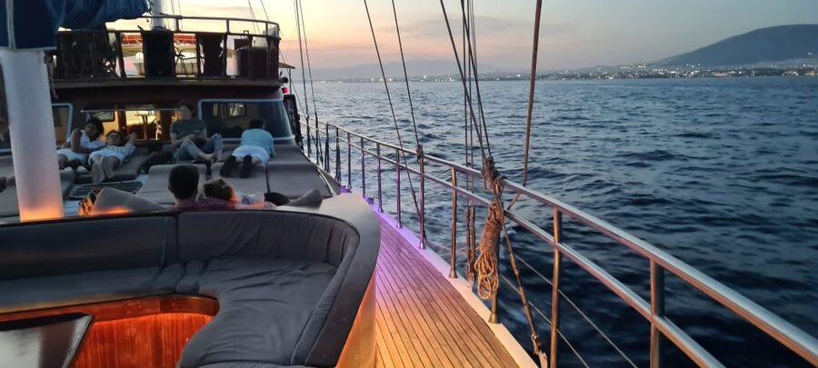 Athens: 3-Hour Sunset Cruise with Swim Stop, Snacks & Drinks - Drinks, Music, and the Social Side