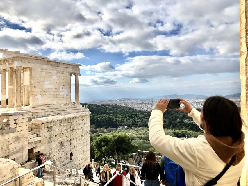 Athens:Acropolis - Historical Center Walking Tour in Spanish - Walking down into Plaka
