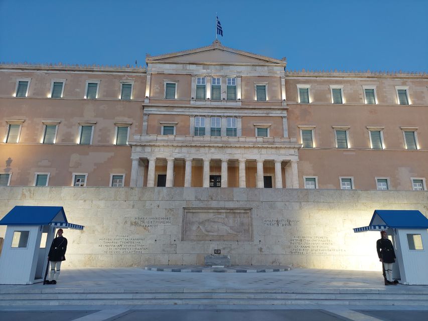 Athens: City Highlights Nighttime Walking Tour in Spanish - What the Spanish guide adds