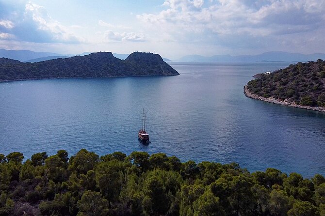Athens Day Cruise: 3 Islands Tour in the Saronic Gulf with Lunch - The middle stop is the day’s main event