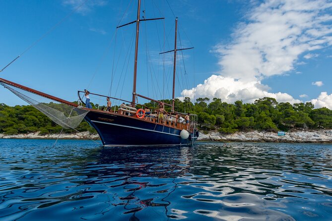 Athens Day Cruise: 3 Islands Tour in the Saronic Gulf with Lunch - Crew, atmosphere, and group size