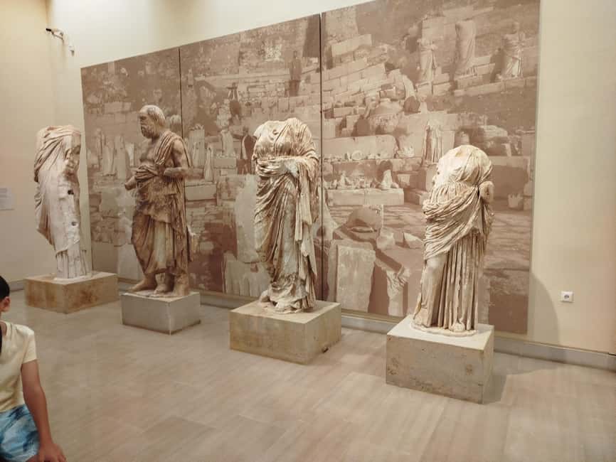 Athens: Delphi and Arachova Day Trip with Guide - The morning coach ride and Levadia break
