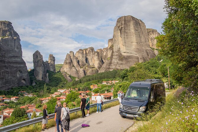 Athens: Meteora Monasteries, Caves & Coastal Stopovers with Lunch - Kastraki lunch and the first Meteora views