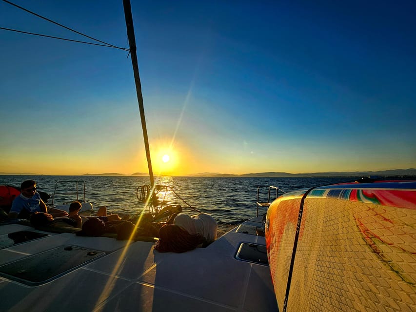 Athens: Riviera Catamaran Tour with Fresh Meal and Drinks - Sailing toward Hydrousa and the second stop