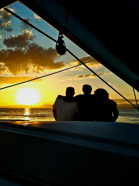 Athens: Riviera Catamaran Tour with Fresh Meal and Drinks - The return sail and the sunset factor