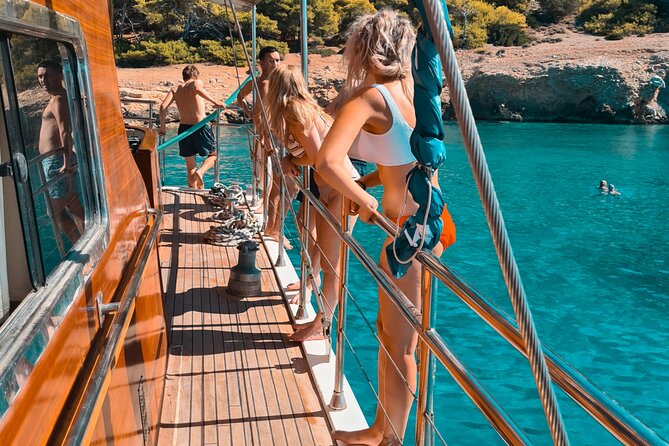 Athens Riviera Sunset Cruise with Snacks and Drinks Included - What the Crew Does Well