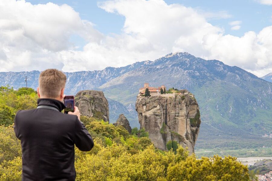 Athens to Meteora: Monasteries & Hidden Caves Bus Tour - Three breaks and the lunch question