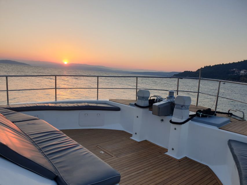 Chalkidiki: Blue Lagoon & Ammouliani Island Cruise & Lunch - Music, dancing, and the VIP deck