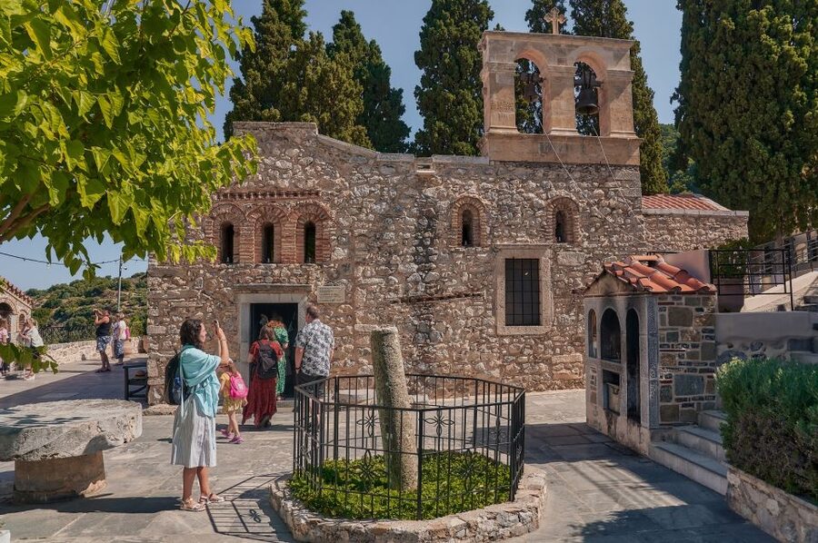 Crete: Knossos Palace and Lassithi Plateau Day Tour - What the Guide Adds to the Day