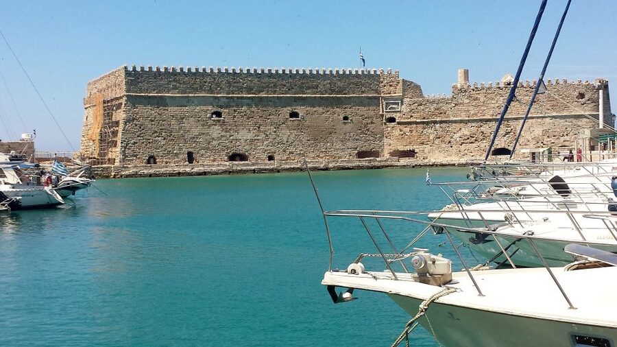 Crete: Knossos Palace & Heraklion Guided Tour - Languages, timing, and the right kind of visitor