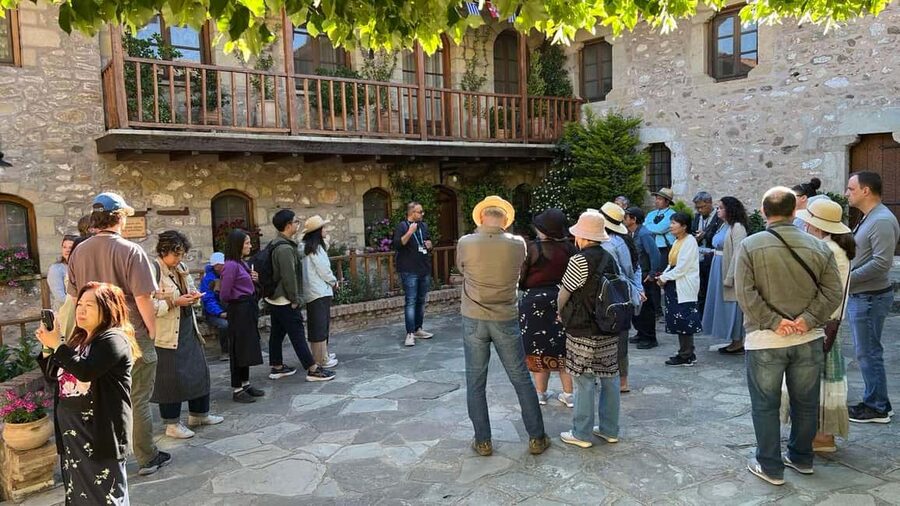 Delphi and Meteora: 2-Day Bus Tour from Athens - Thermopylae and the Leonidas monument