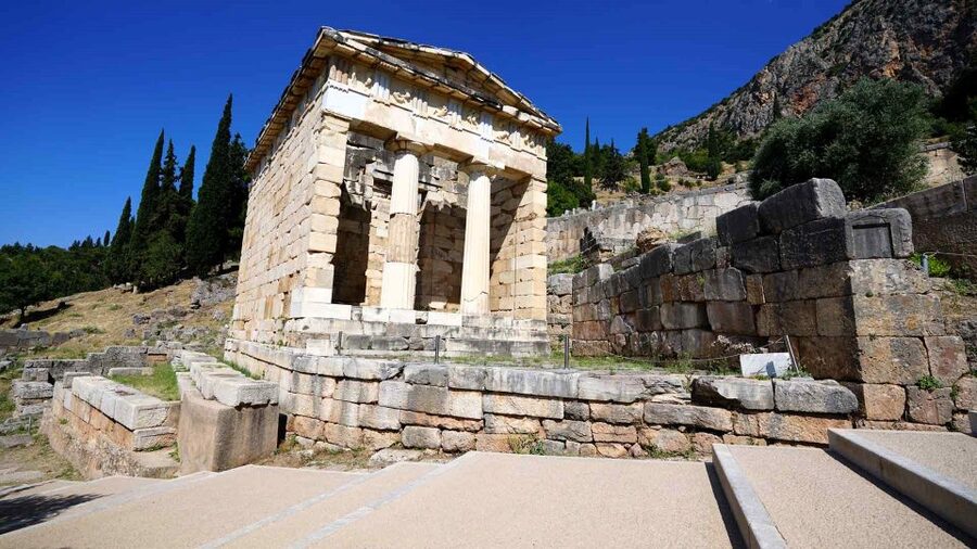 Delphi: Audiovisual self-guided tour with 3D models - Seeing the Charioteer and the Sphinx of Naxos