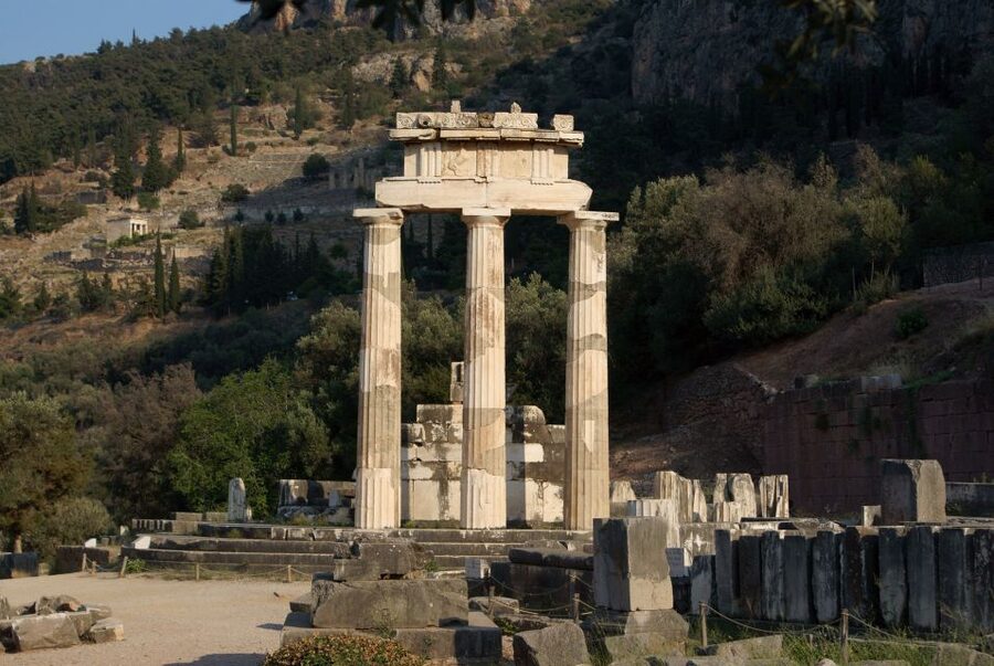 Delphi: Spanish guided one day tour - The early Athens meeting and the coach ride