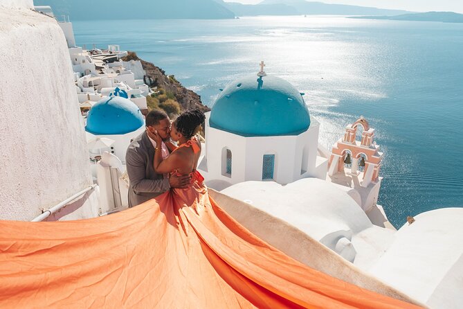 Flying Dress Santorini Photoshoot - One hour in the heat: timing makes a difference