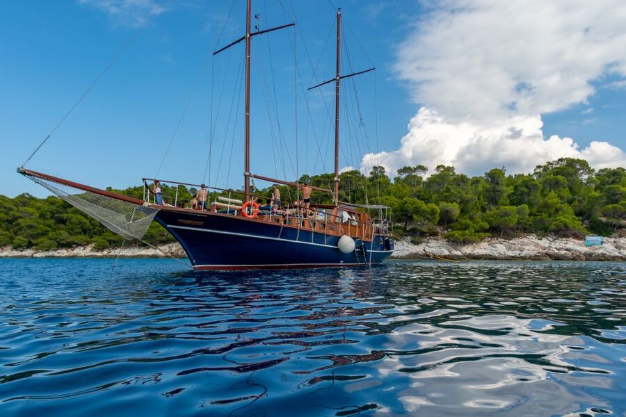 From Athens: Aegina, Agistri and Metopi Day Cruise w/ Lunch - The ride home, music, and onboard atmosphere