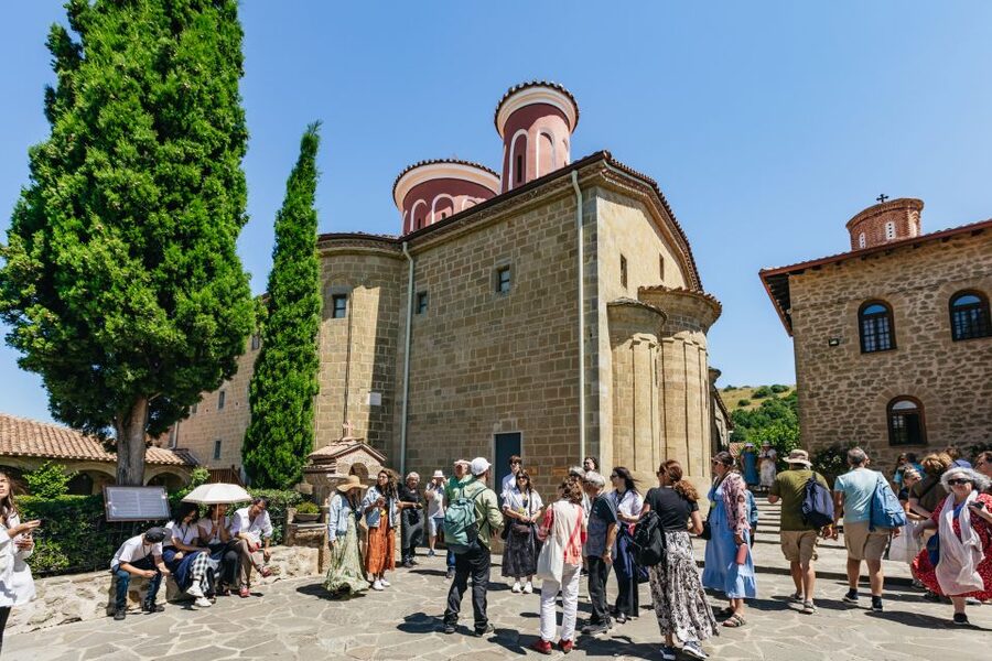 From Athens: Delphi and Meteora 2-Day Guided Tour - The long ride to Kalambaka