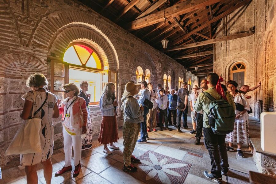 From Athens: Delphi and Meteora 2-Day Guided Tour - Guides, buses, and group rhythm