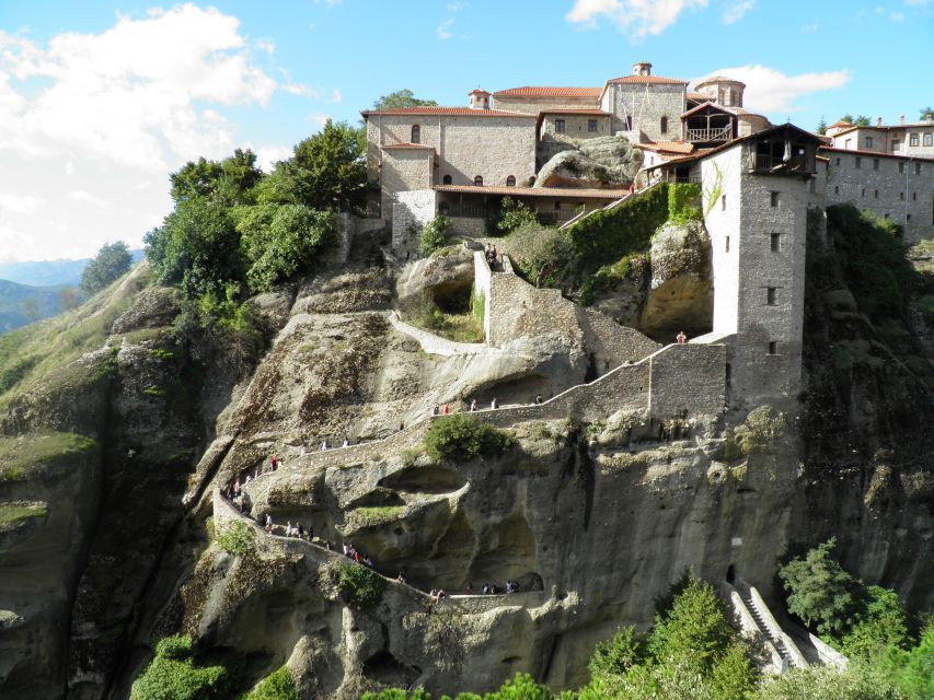 From Athens: Delphi and Meteora 2-Day Tour with Hotel - Thermopylae and the monument to Leonidas