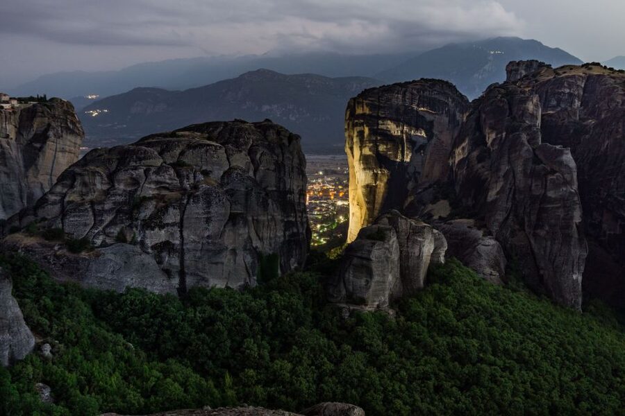 From Athens: Delphi and Meteora 2-Day Tour with Hotel - Delphi and the Oracle of Apollo