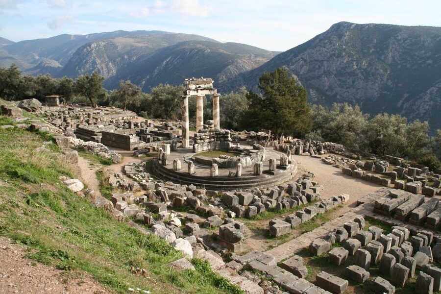 From Athens: Delphi Full Day V.R. Audio Guided Tour - Arachova offers views, not much wandering time