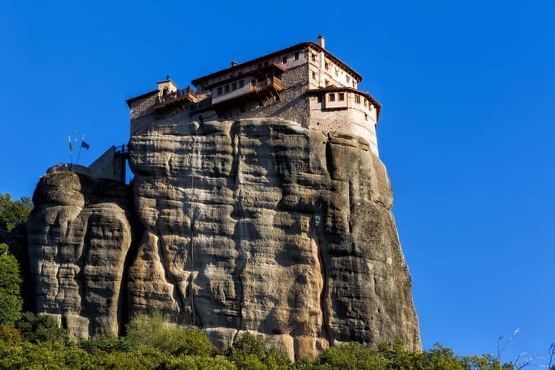 From Athens: Meteora Monasteries and Hermit Caves Tour - Lunch in Kastraki, with a warning about the clock