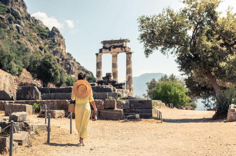From Athens: Private Delphi and Thermopylae Guided Day Trip - The long road through Central Greece