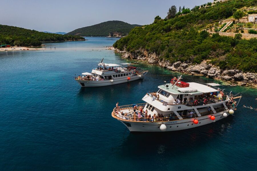 From Benitses/Lefkimmi: Blue Lagoon & Papanikolis Cruise - Syvota: a welcome break on the mainland