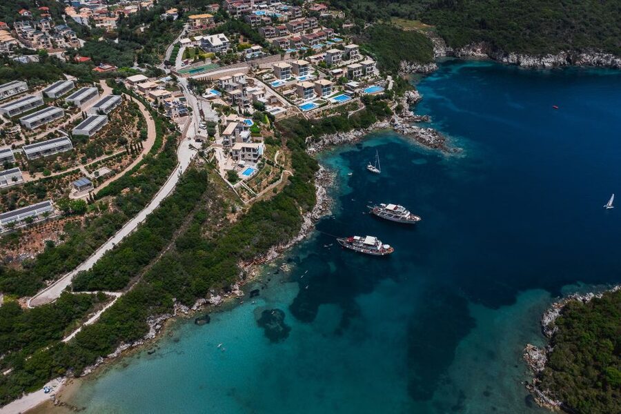 From Benitses/Lefkimmi: Blue Lagoon & Papanikolis Cruise - Boat comfort and the crowding question
