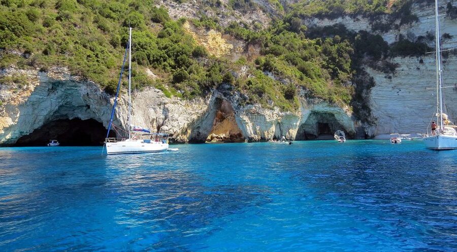 From Lefkimmi: Paxos, Antipaxos & Blue Caves Boat Tour - What the crew and organization add
