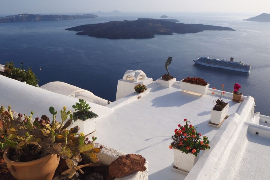 From Naxos: Full-Day Boat Trip to Santorini - Five and a half hours to make Fira your own