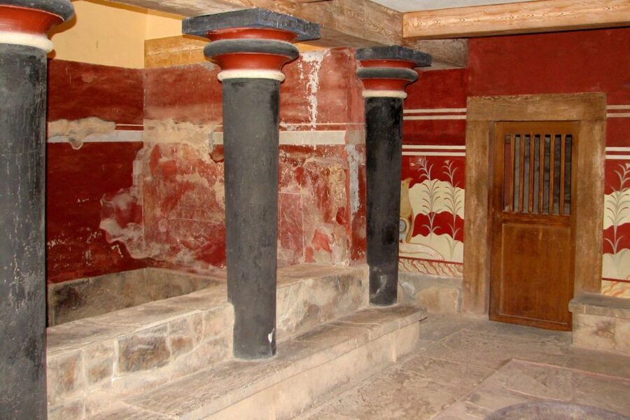 From Rethymno: Knossos Palace and Heraklion Guided Tour - The road east with Anastasia