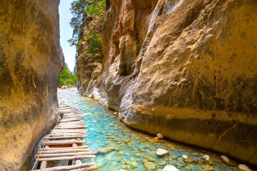 From Rethymno: Samariá Gorge Full-Day Hike - Omalos: breakfast before the wooden staircase