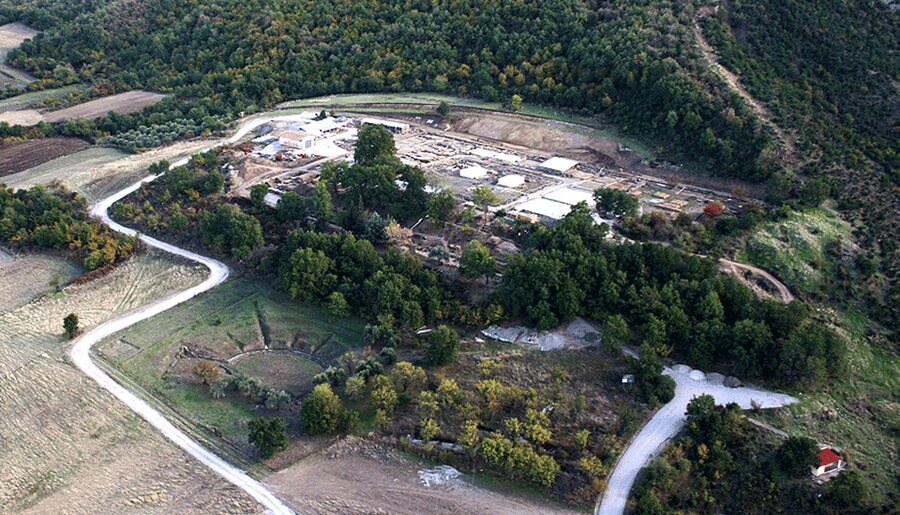 From Thessaloniki: Aigai Royal Tombs & Pella Museum Day Trip - Timing, delays, and the five-hour promise