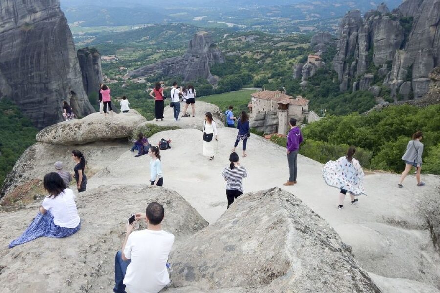 From Thessaloniki: Full Day Trip to Meteora - One hour for lunch and Kalambaka
