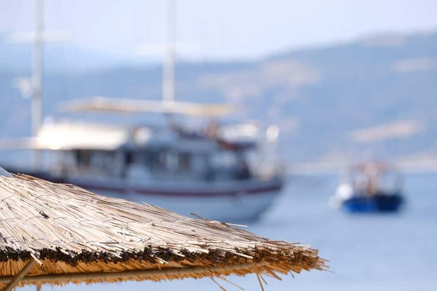 From Thessaloniki: Halkidiki Blue Lagoon Cruise with Lunch - Leaving Ormos Panagias for the island coast