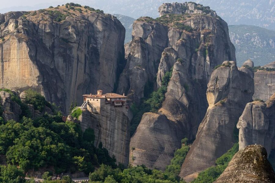 From Thessaloniki: Train Trip to Meteora & Monastery Tour - The 8:00 AM train and the change at Palaeofarsalos