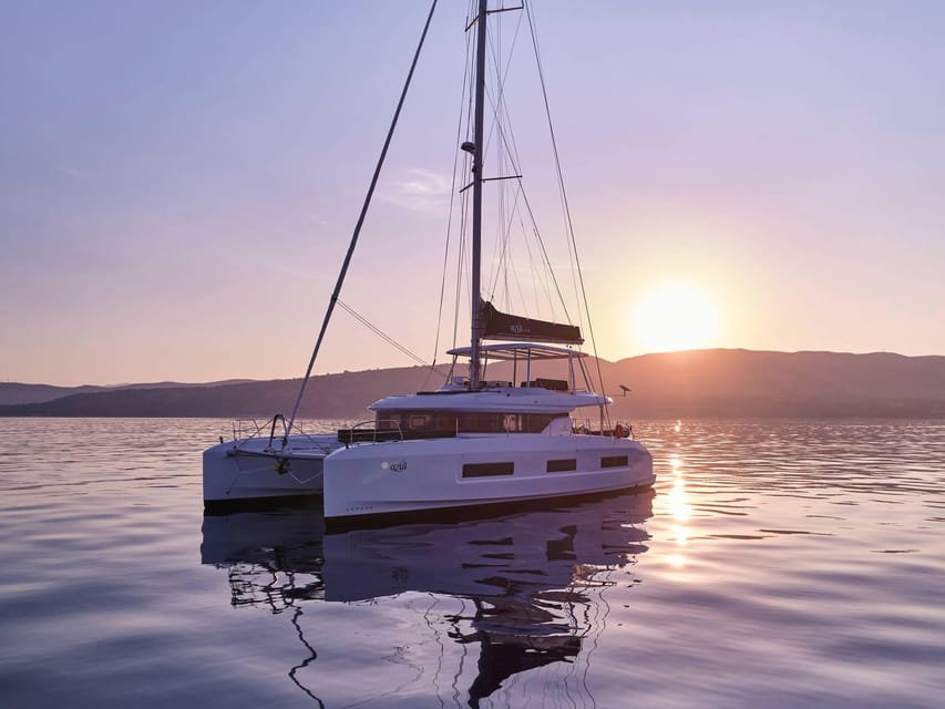 Heraklion: Dia Island Luxury Catamaran Cruise with Meal - Reaching Dia Island’s Sheltered Bay