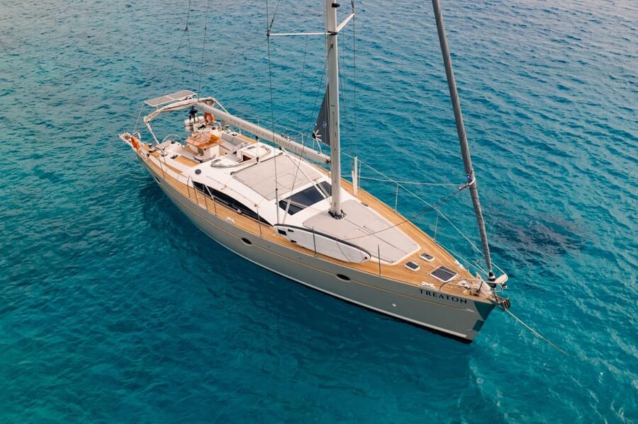 Heraklion: Dia Island Luxury Sailing Trip with Meal & Drinks - Sailing north from Heraklion’s Venetian port