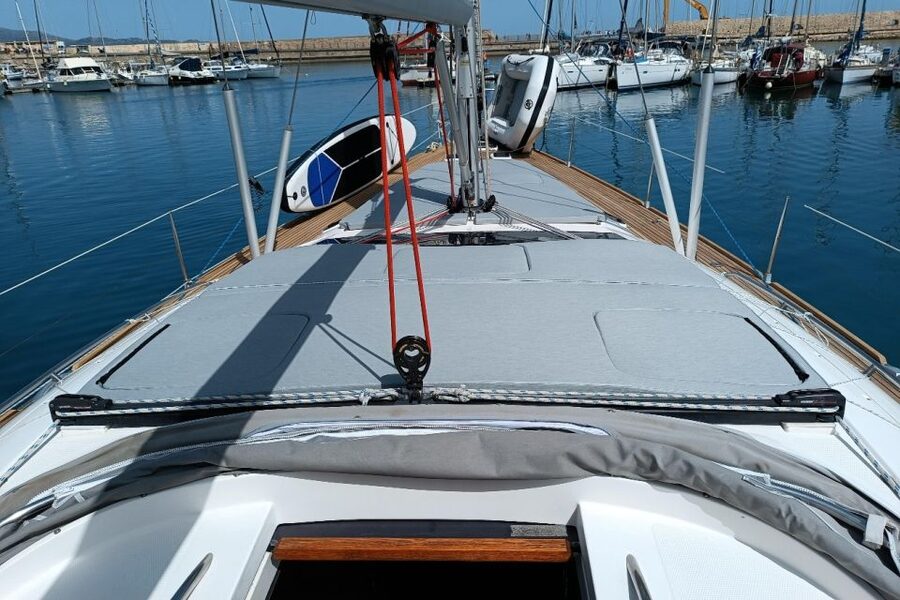 Heraklion: Dia Island Luxury Sailing Trip with Meal & Drinks - What the crew adds to the experience