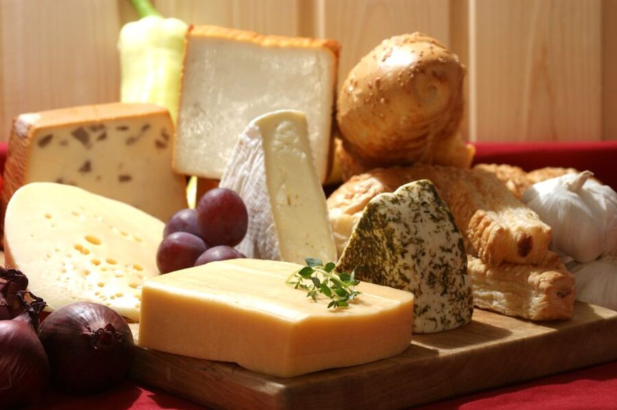 Heraklion: Food Tastings Walking Tour - Choosing Cretan cheese like a local