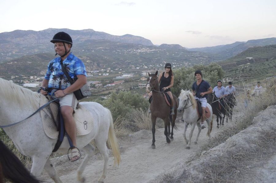 Heraklion: Horseriding Day Tour with Lunch and Transfer - What experienced riders should expect