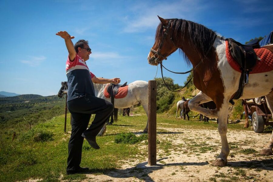 Heraklion: Horseriding Day Tour with Lunch and Transfer - Meeting the horses and choosing your mount