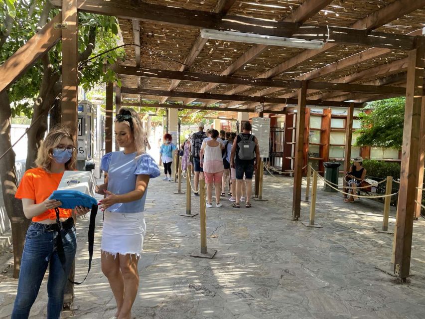Heraklion: Palace of Knossos 3D Virtual Audio Tour by Tablet - Meeting the orange-shirted team at the entrance
