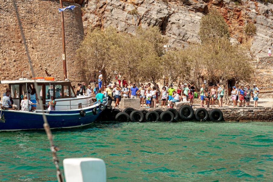 Heraklion: Spinalonga, Agios Nikolaos, Elounda & Plaka Tour - Agios Nikolaos and the curious Lake Voulismeni