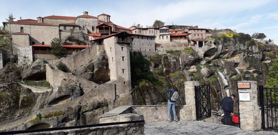 Kalabaka: Meteora Monasteries Minibus Tour with Photo Stops - Who should book this four-hour outing?