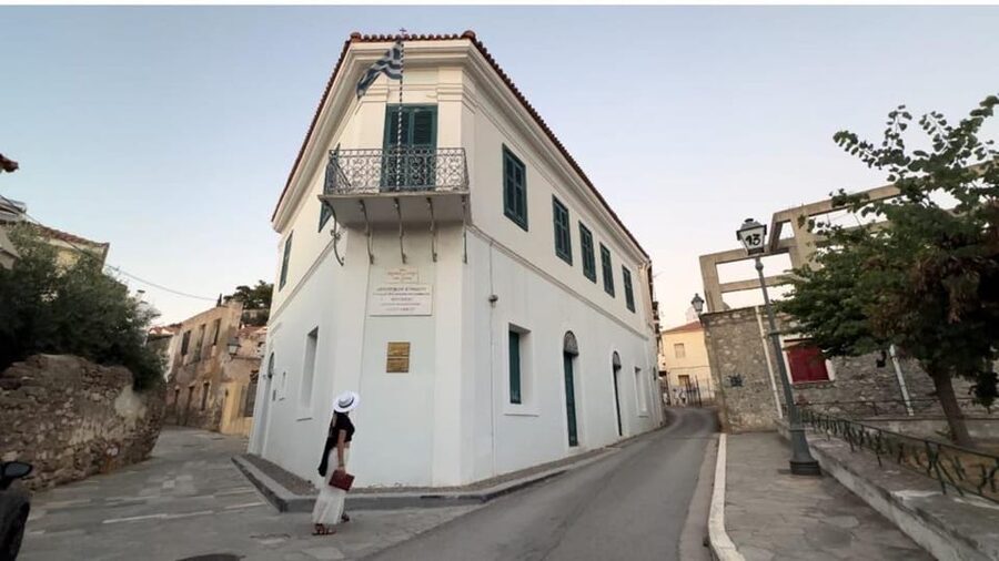 Kalamata : Historical Gossip Tour - Murders, classified files, and wartime spies