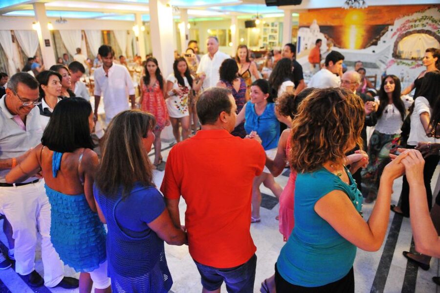 Kamari: Greek Show, Buffet Dinner, and Drinks at Dimitris - Comfort, crowding, and small practical concerns