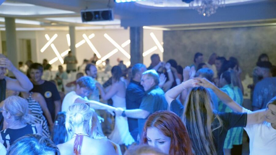 Kamari: Greek Show, Buffet Dinner, and Drinks at Dimitris - Is $71 good value in Kamari?